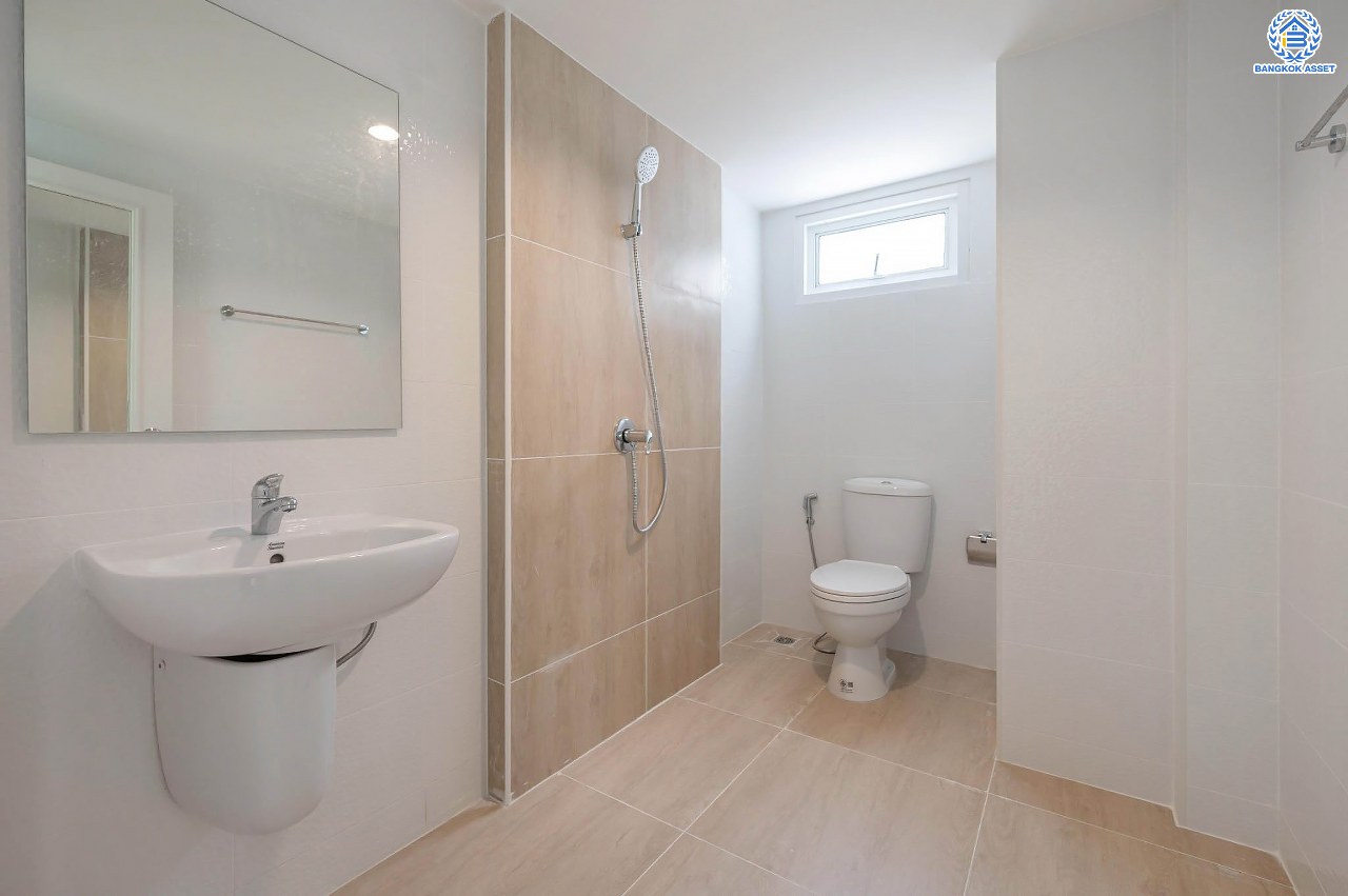 บ้านมือสองตกแต่งใหม่ โครงการ มณีรินทร์ เลคแอนด์พาร์ค ราชพฤกษ์-ติวานนท์ เนื้อที่ 64.1 ตร.ว. ฟังก์ชัน 4 ห้องนอน 3 ห้องน้ำ 1 ห้องอเนกประสงค์ จอดรถได้ 2 คัน บรรยากาศเงียบสงบเป็นส่วนตัว สิ่งอำนวยความสะดวกมากมาย บนทำเลติดถนนใหญ่ เชื่อมต่อถนนราชพฤกษ์ ใกล้จุดขึ้นทางด่วน "ศรีสมาน"...